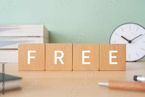 Quadro su tela 「FREE」と書かれた積み木、参考書、時計、ノート、ペン