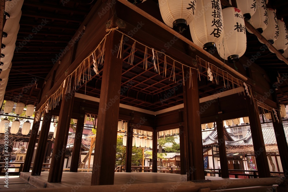 日本・京都　神社の建物と提灯