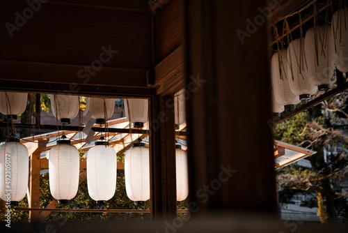 日本・京都 神社の建物の中から見える提灯
