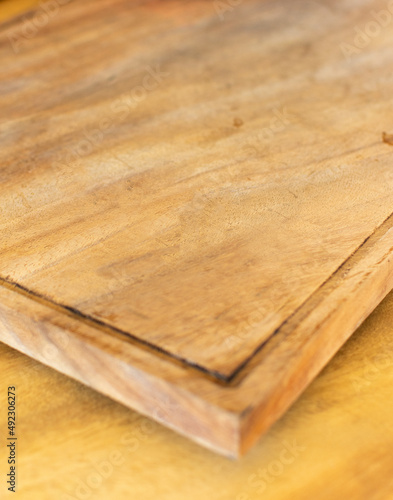 Detalle de esquina de tabla de madera para picar alimentos. 