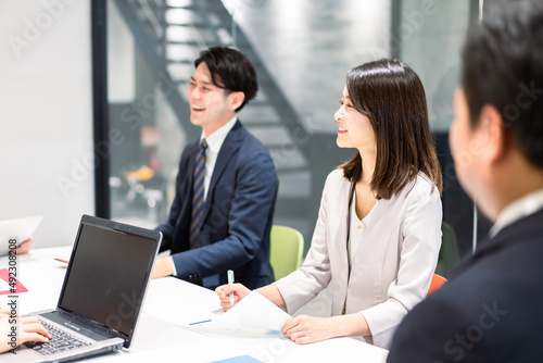 Foto 会議の進行をする若いビジネスパーソン