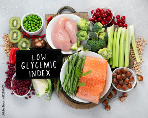 Φωτογραφία Foods with low glycemic index on gray background.