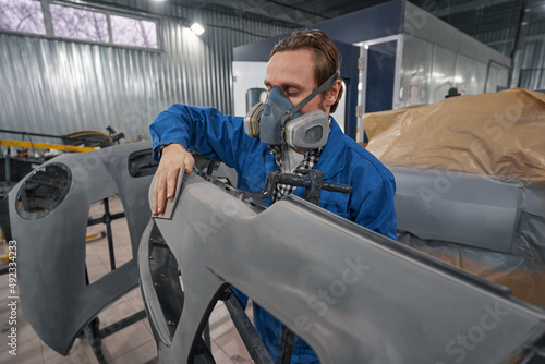 Billede på lærred Portrait of car painter in respirator hard working