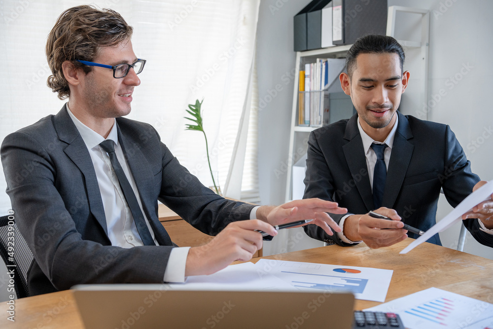 Analysts or financial advisors provide advice on securities analysis and bank treasury. A businessman presents a documented investment plan through graphs and charts. Brainstorm and work together Analysts or financial advisors provide advice on securities analysis and bank treasury. A businessman presents a documented investment plan through graphs and charts. Brainstorm and work together