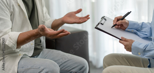 Foto professional psychologist counseling man is stressed and disappointed