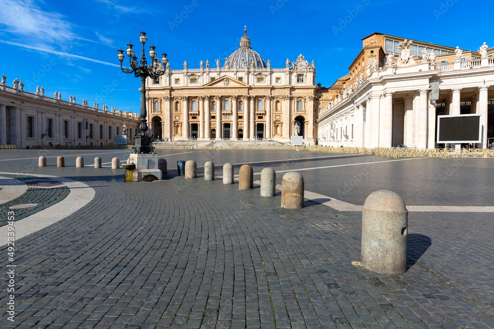 Fototapeta premium St.Peter 's Square with Saint Peter's Basilica, Vatican, Rome, Italy