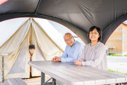 孫とキャンプをする高齢の夫婦 © maroke
