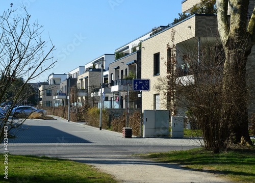 ein Straße mit modernen Häusern