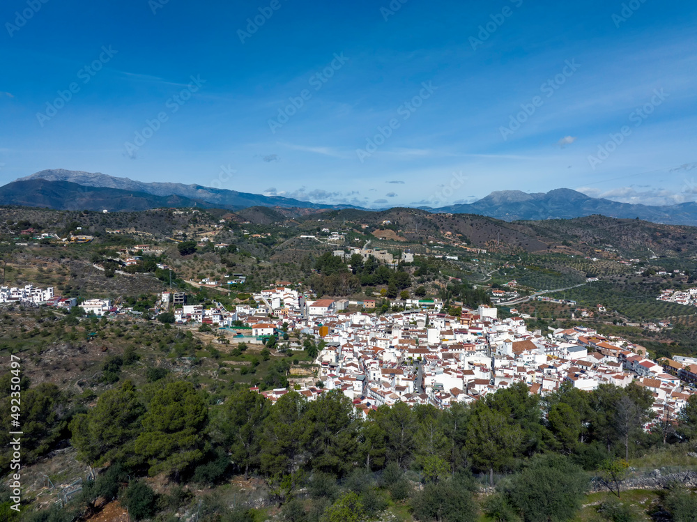 vista aérea del municipio de Monda en la provincia de Málaga, España