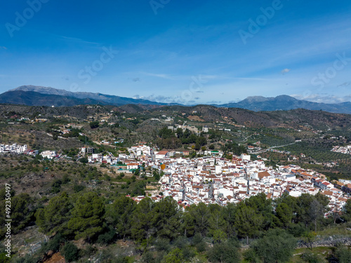 vista aérea del municipio de Monda en la provincia de Málaga, España