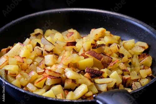 Pommes de terre sautées dans une poêle.