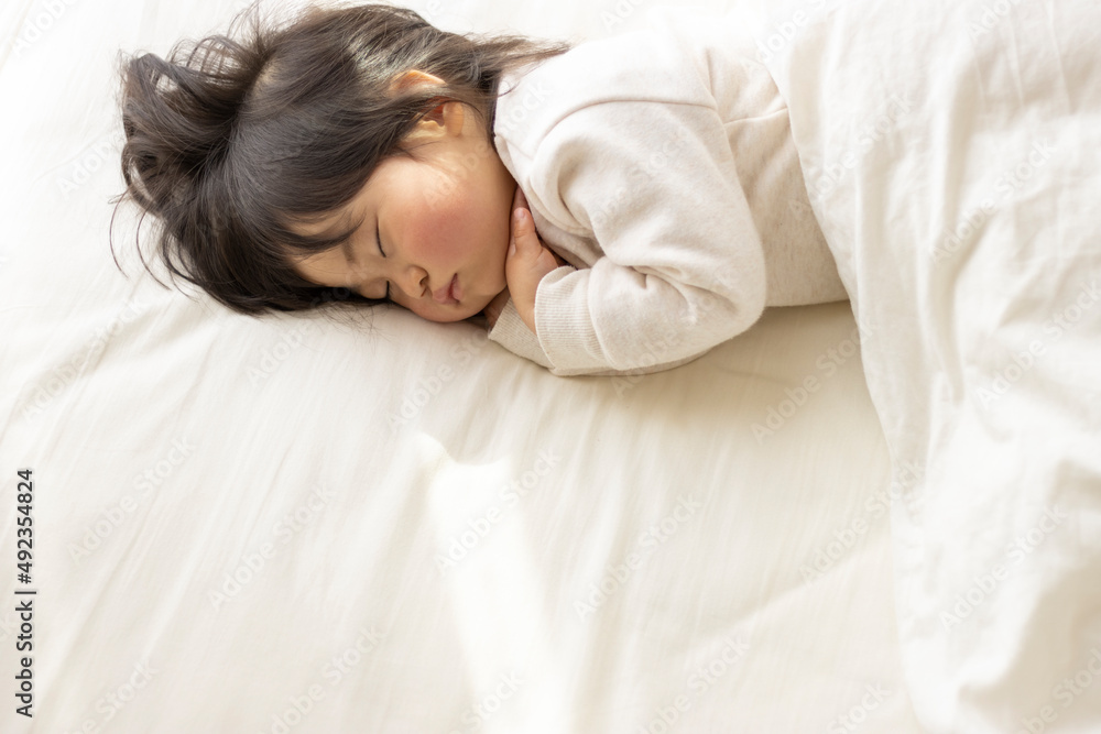 布団で昼寝している赤ちゃん(1歳8か月、日本人、女の子) 布団で昼寝している赤ちゃん(1歳8か月、日本人、女の子)