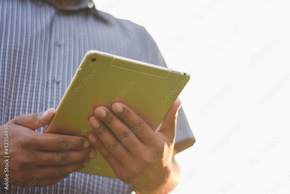 Obraz premium Businessman's hand using a tablet to check information