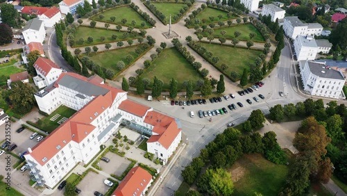 Drohnenvideo über der Ostseeinsel Rügen in Putbus 
