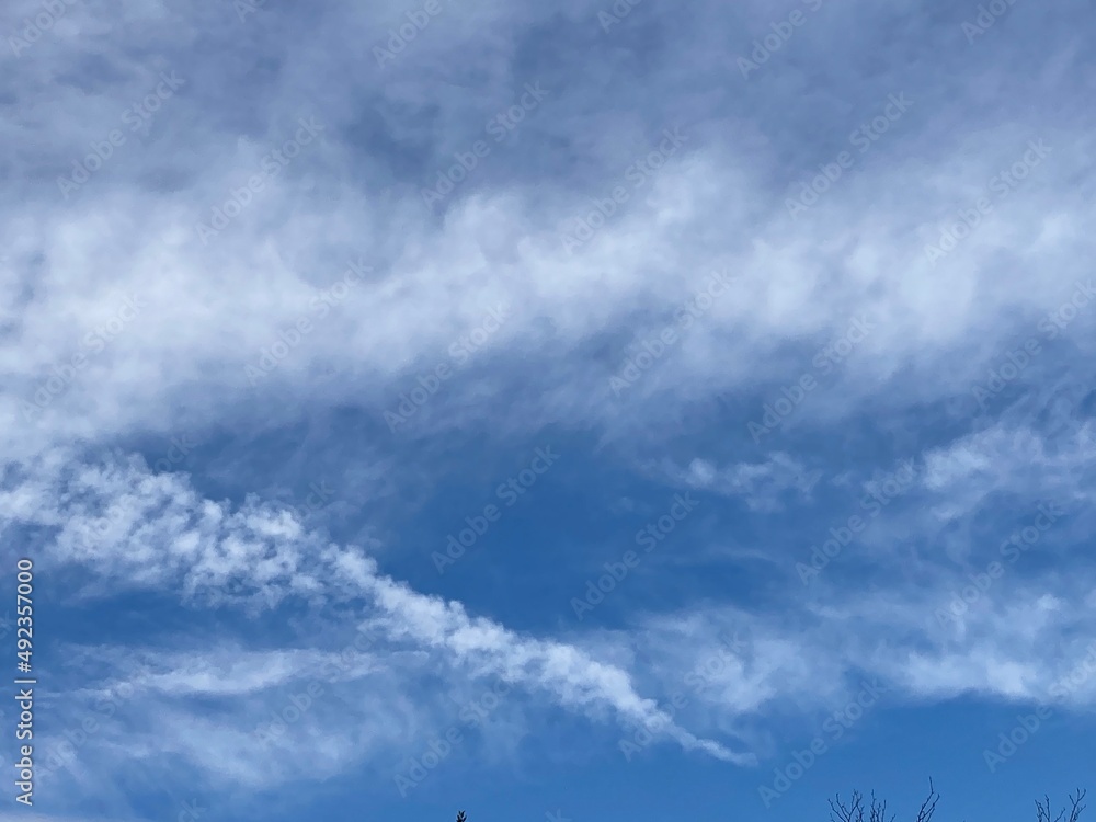 Außergewöhnliche Wolkenformation am blauen Himmel