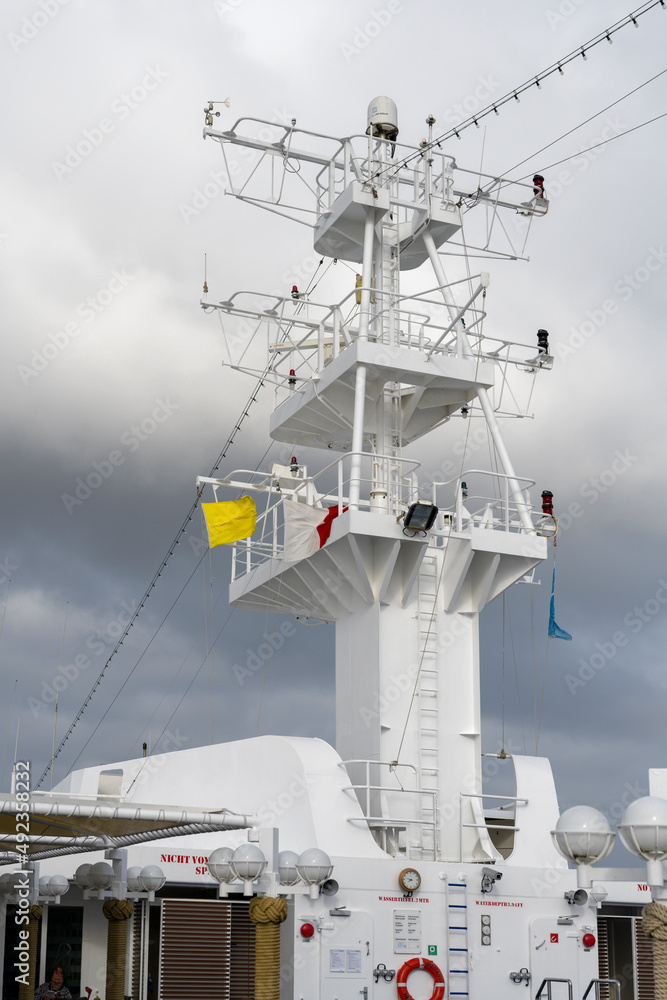 Kreuzfahrtschiff mit gelber Flagge Infektion Kreuzfahrtschiff mit gelber Flagge Infektion
