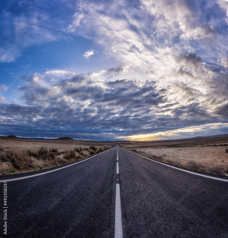 Carretera en el desierto cielo nublado