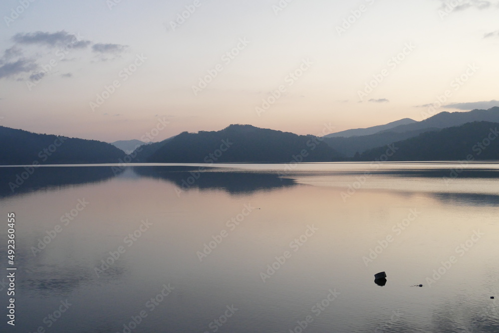 Fototapeta premium 福井県 三方五湖 朝焼け