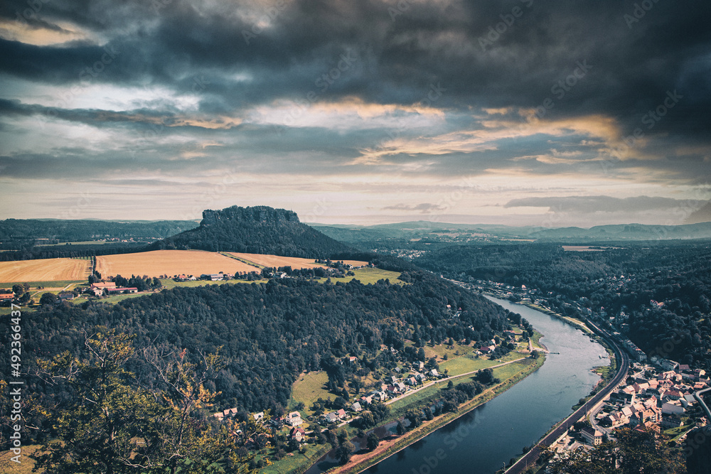 Festung und Schloss Königstein - Wunderschöne Panorama Landschaften in Bad Schandau, dem Kurort in der Sächsischen Schweiz. Aufgenommen im Hochsommer in freier Natur am Nationalpark 

