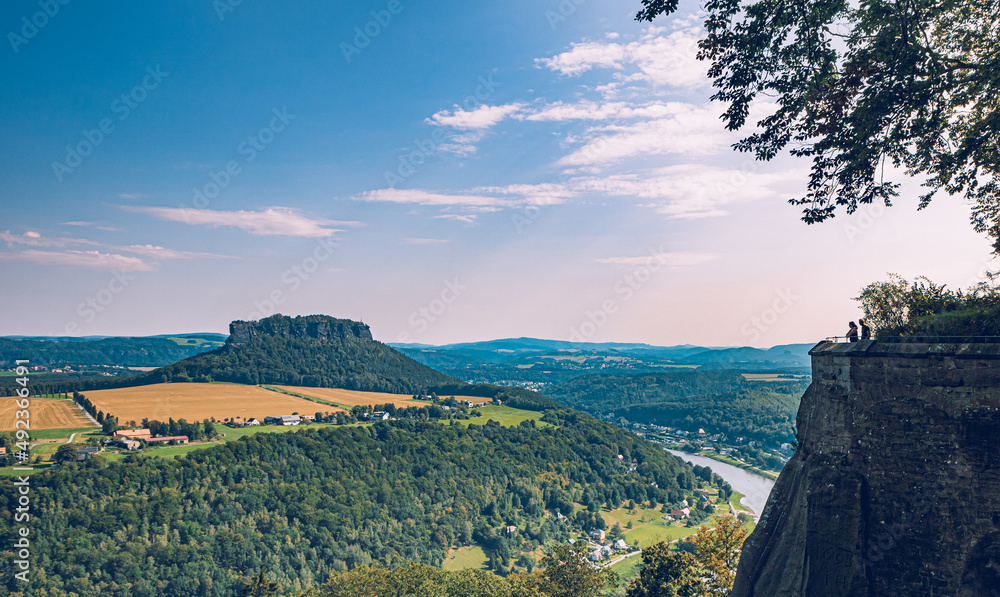 Festung und Schloss Königstein - Wunderschöne Panorama Landschaften in Bad Schandau, dem Kurort in der Sächsischen Schweiz. Aufgenommen im Hochsommer in freier Natur am Nationalpark 
