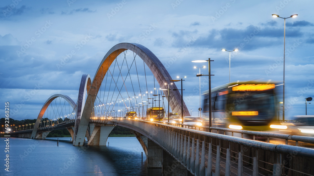 Obraz premium Traffic on JK Bridge at dusk in Brasilia, Federal District, capital of Brazil.
