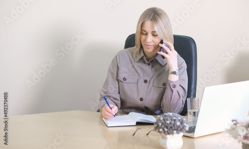 Fényképezés young businesswoman holding phone call conversation consulting client working on