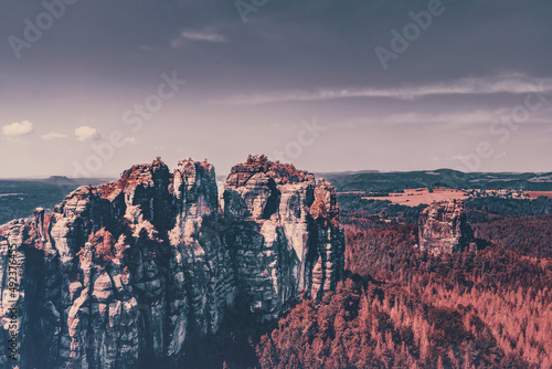 Wunderschöne Panorama Landschaften in Bad Schandau, dem Kurort in der Sächsischen Schweiz. Aufgenommen im Hochsommer in freier Natur am Nationalpark zwischen Felsen und Sandsteinen. 