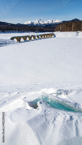 糠平湖の氷とタウシュベツ橋梁 冬 縦構図