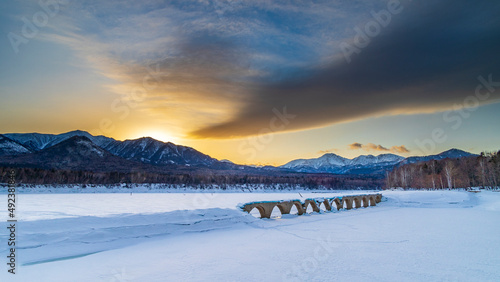 沈む太陽とタウシュベツ橋梁　冬　北海道 © Yuuki Kobayashi