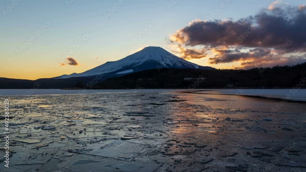 氷結の山中湖から湖面に映る富士山と夕焼けTimelapse 氷結の山中湖から湖面に映る富士山と夕焼けTimelapse