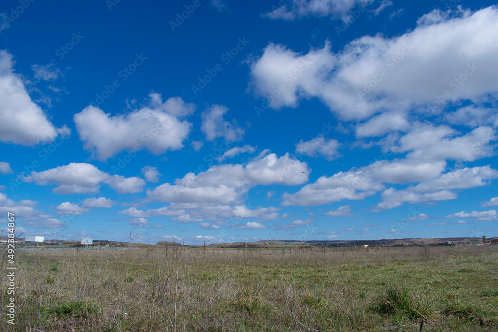 Obraz premium Paisaje de tierras de cultivo en primavera.