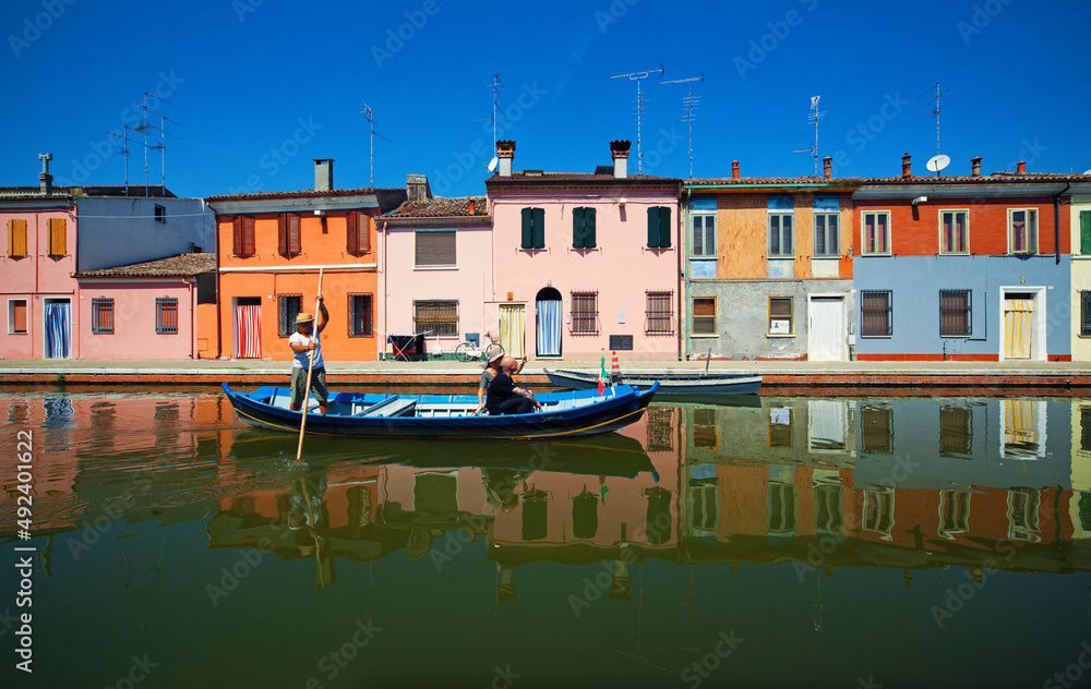 Comacchio prowincja Ferrara, gondola gondolier rejs po kanale, turyści płyną łodzią, włoskie wakacje