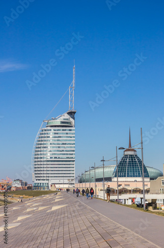Obraz na płótnie Modern architecture on the dike promenade in Bremerhaven, Germany w salonie
