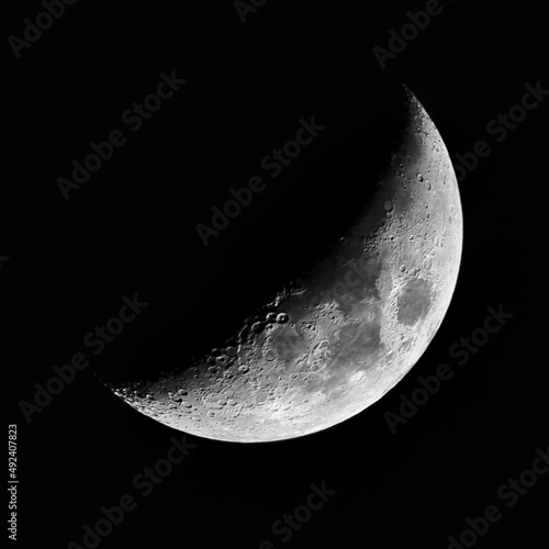 Foto The waning moon in the early morning in march