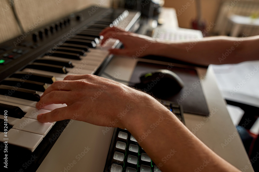 Obraz premium Partial of male musician playing electronic piano