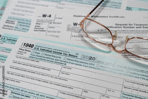 1040 US  individual income tax form with glasses