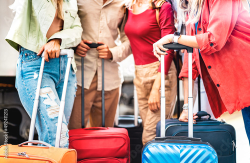 Foto Close up of friends group waiting for train at railway station platform - Travel