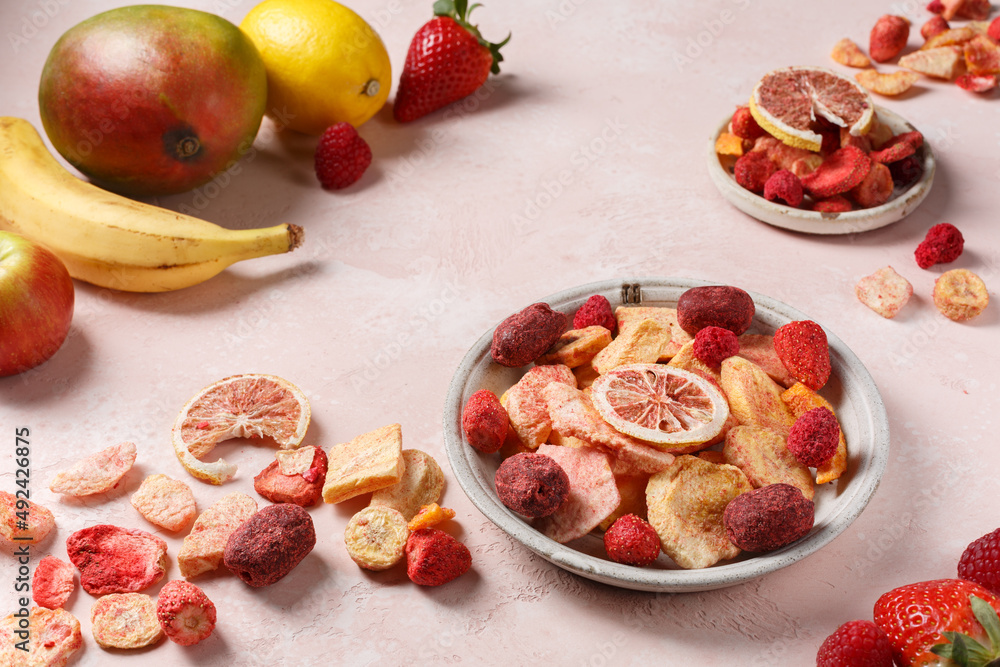 Chips de fruits cuit au four et fait maison sur un fond en bois Chips de fruits cuit au four et fait maison sur un fond en bois
