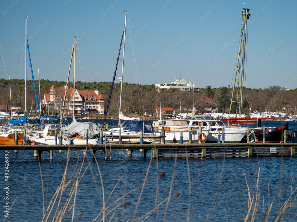 Obraz premium Yachts and boats on the lake.
