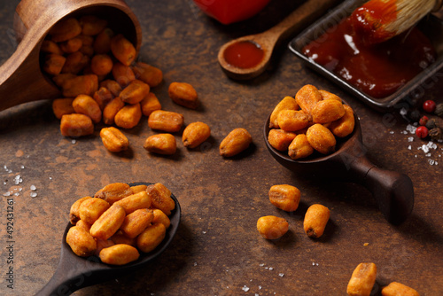 Les grains de maïs salés, grillés et épicés photo