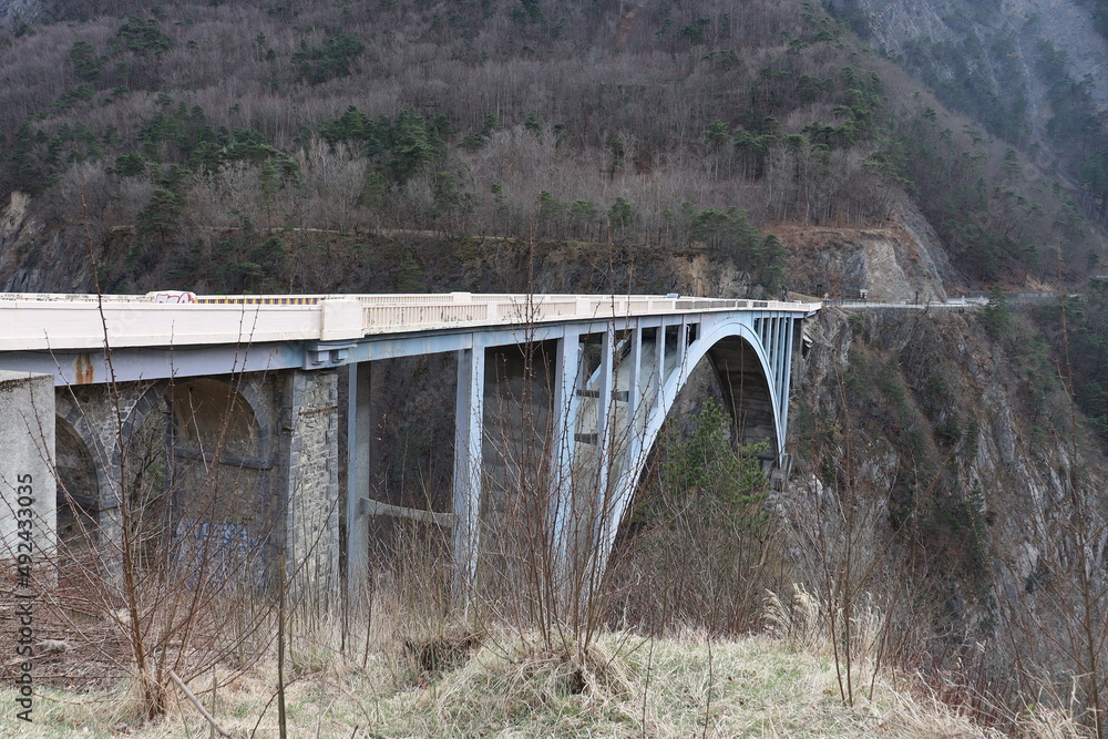 Obraz premium Le pont de Ponsonnas sur la rivière le Drac, village de Ponsonnas, département de l'Isère, France
