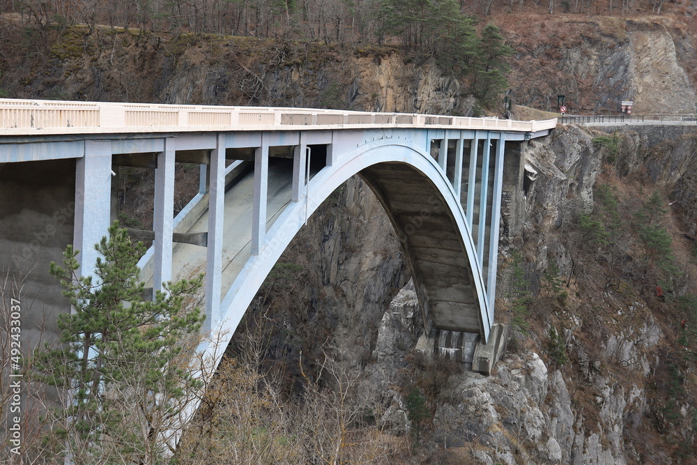 Le pont de Ponsonnas sur la rivière le Drac, village de Ponsonnas, département de l'Isère, France