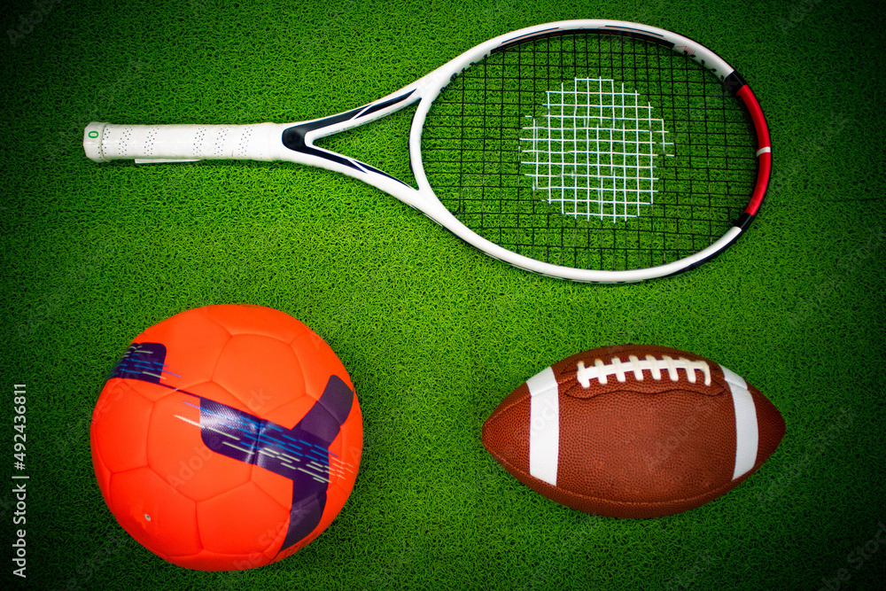 objetos de deporte, raqueta de tenis, balón de Football, y balón pie, aislados en fondo verde