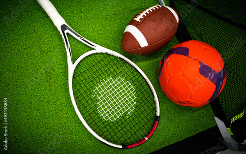 objetos de deporte  raqueta de tenis  bal  n de Football  y bal  n pie  aislados en fondo verde