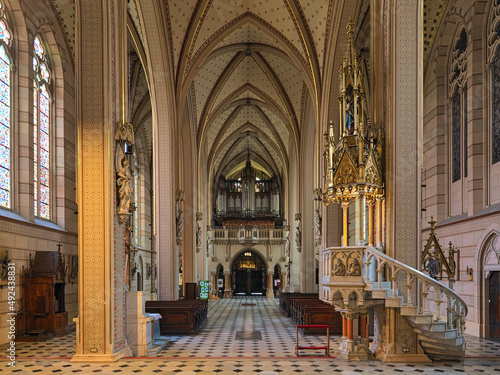 Obraz na płótnie Olomouc, Czech Republic. Interior of St. Wenceslas Cathedral. The cathedral began in the Romanesque style and was consecrated in 1131. In 1883-1892 the cathedral was rebuilt in neo-Gothic style. w salonie