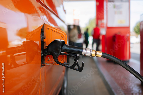 Εκτύπωση καμβά Hose filling the tank of your vehicle with the gas station hose