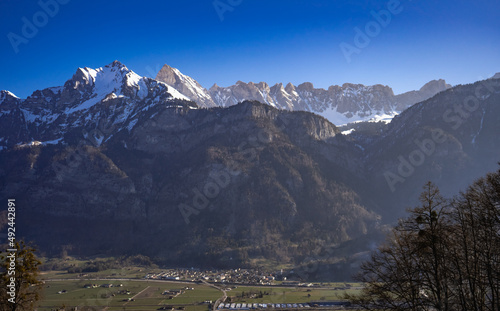 Flumserberg: Skiers, snowboarders, carvers, families all enjoy their time on the ski runs of winter sports resort located directly above Lake Walen. 65 km of perfectly groomed slopes invite you photo