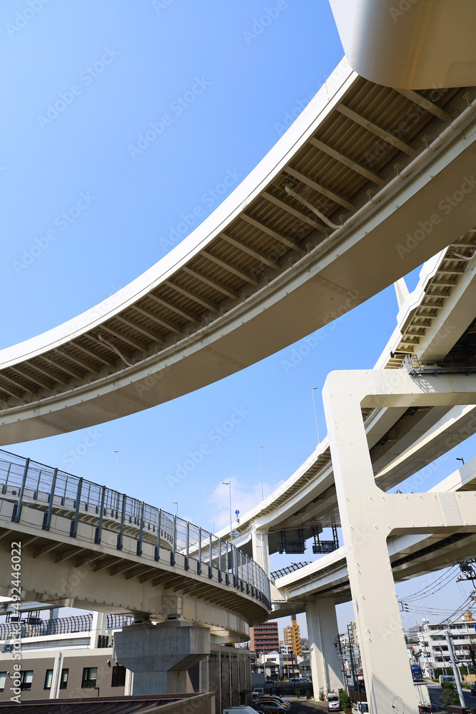 Highways that draw curves and intersect intricately Highways that draw curves and intersect intricately