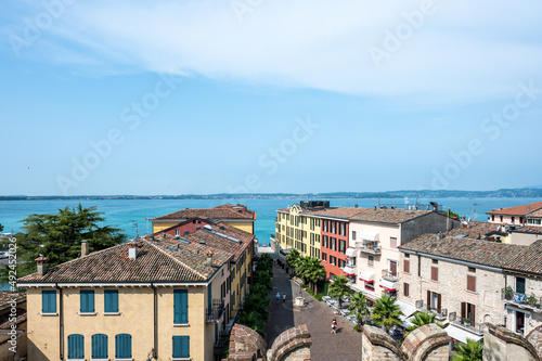 Le antiche rovine delle terme di Sirmione (in Italia) dove i Romani si rilassavano, e lo usavano come luogo dove socializzare e luogo per socializzare © edoardo