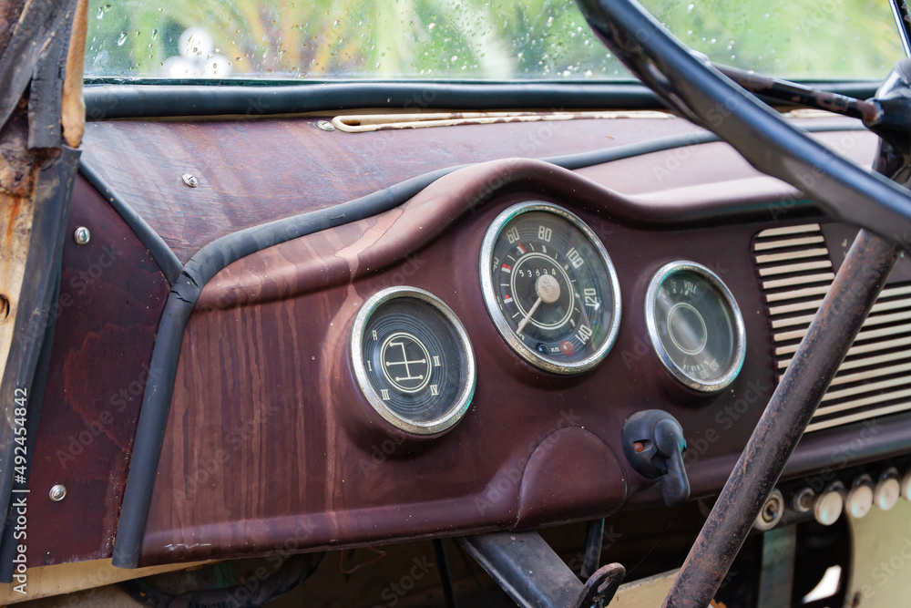 Fototapeta premium Armaturenbrett eines Oldtimers